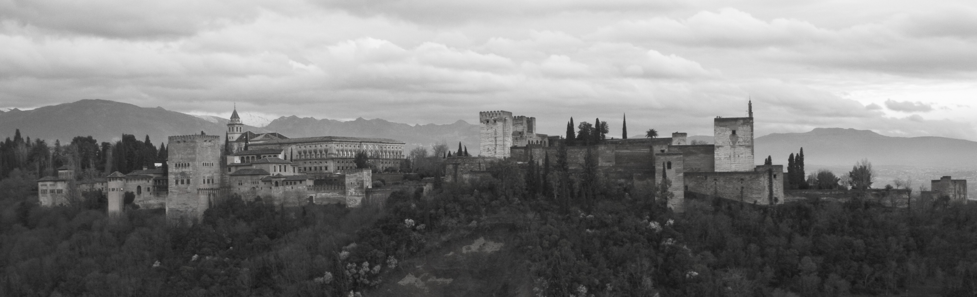 http://yodisparo.files.wordpress.com/2010/03/alhambra-panoramica.jpg